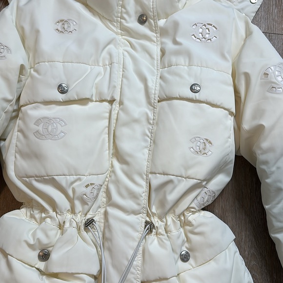 CHANEL 2021 Coat Jacket CC Logo White Padded Down Puffer Hooded size 36 - Picture 3 of 13